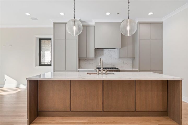 Property Photo: 3036 N Sheffield Avenue 1S IL 60657