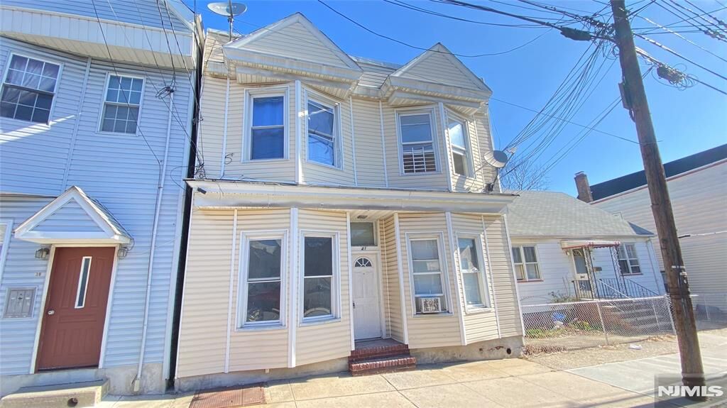 Property Photo:  41 Halstead Street 1L  NJ 07032 