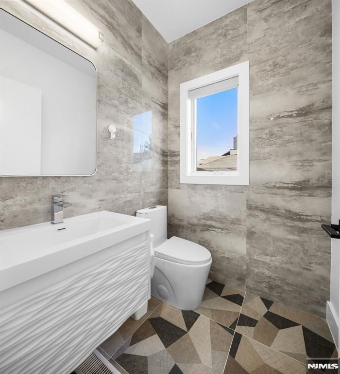 Property Photo:  690 Palisade  NJ 07010 