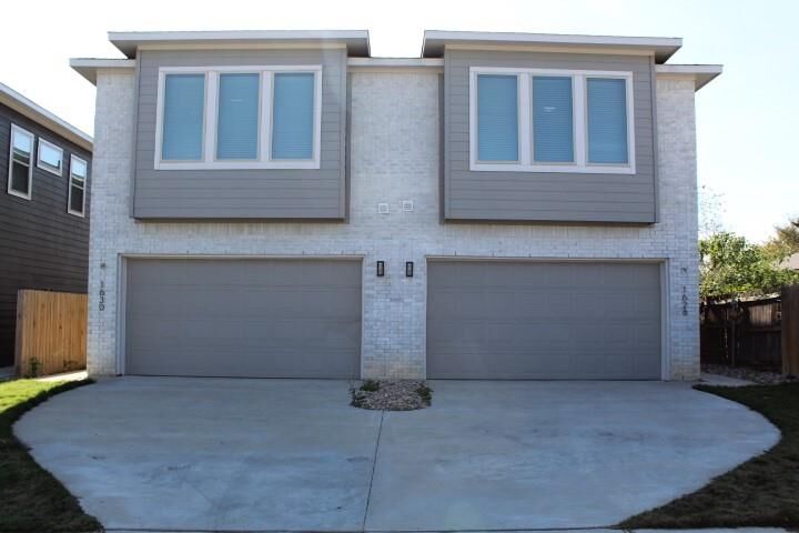 Property Photo:  1628 E Davis Avenue  TX 76104 