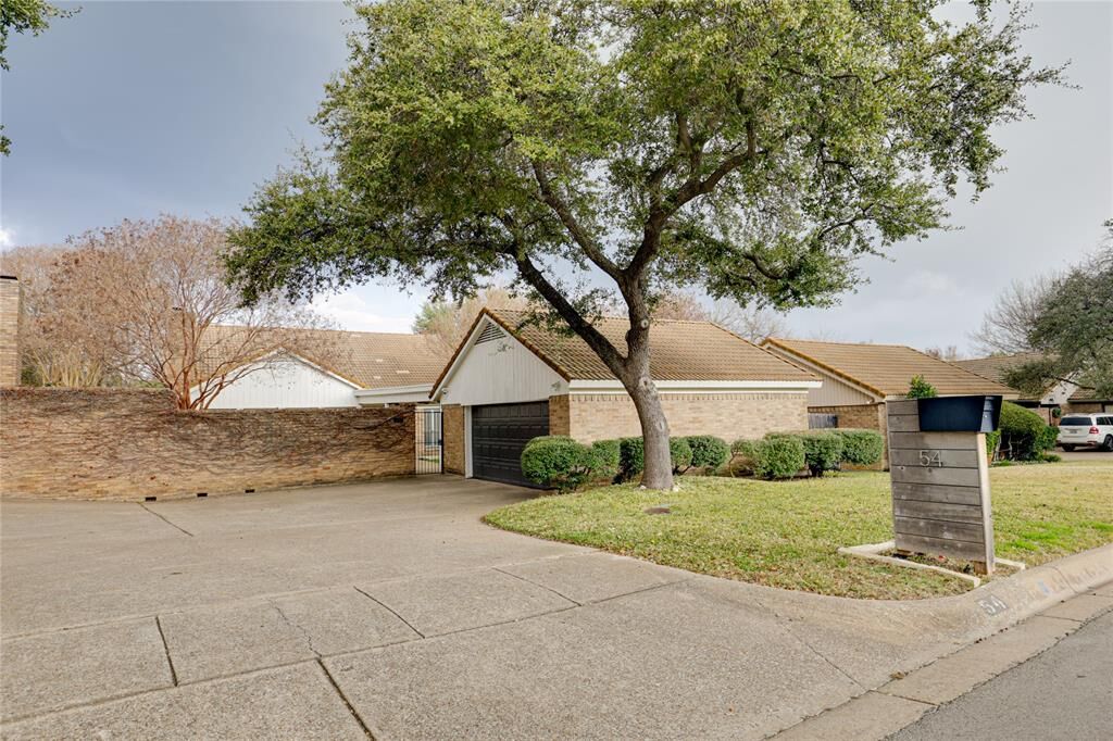 Property Photo:  54 Legend Road  TX 76132 