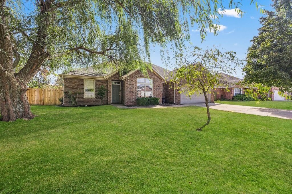 Property Photo:  703 Grant Avenue  AR 72753 