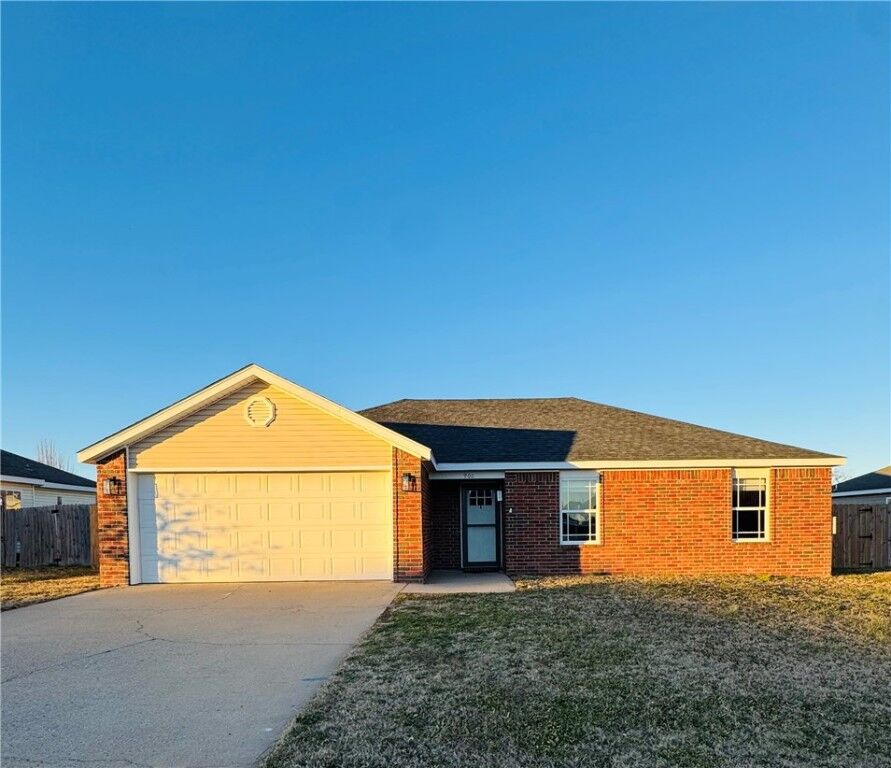 Property Photo:  900 SW Almond Street  AR 72736 
