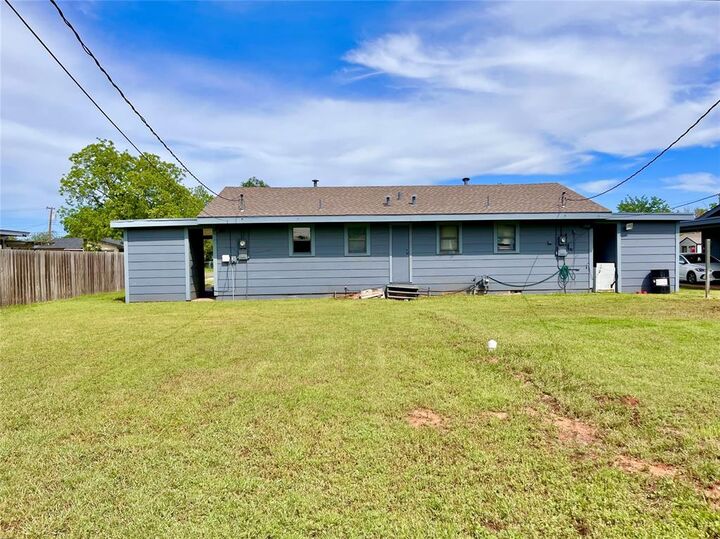 Property Photo: 1005 N Thomas Street OK 73521