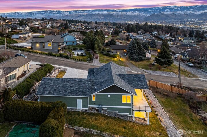 MLS#2465627: 327 23rd Street NE, East Wenatchee, WA 98802