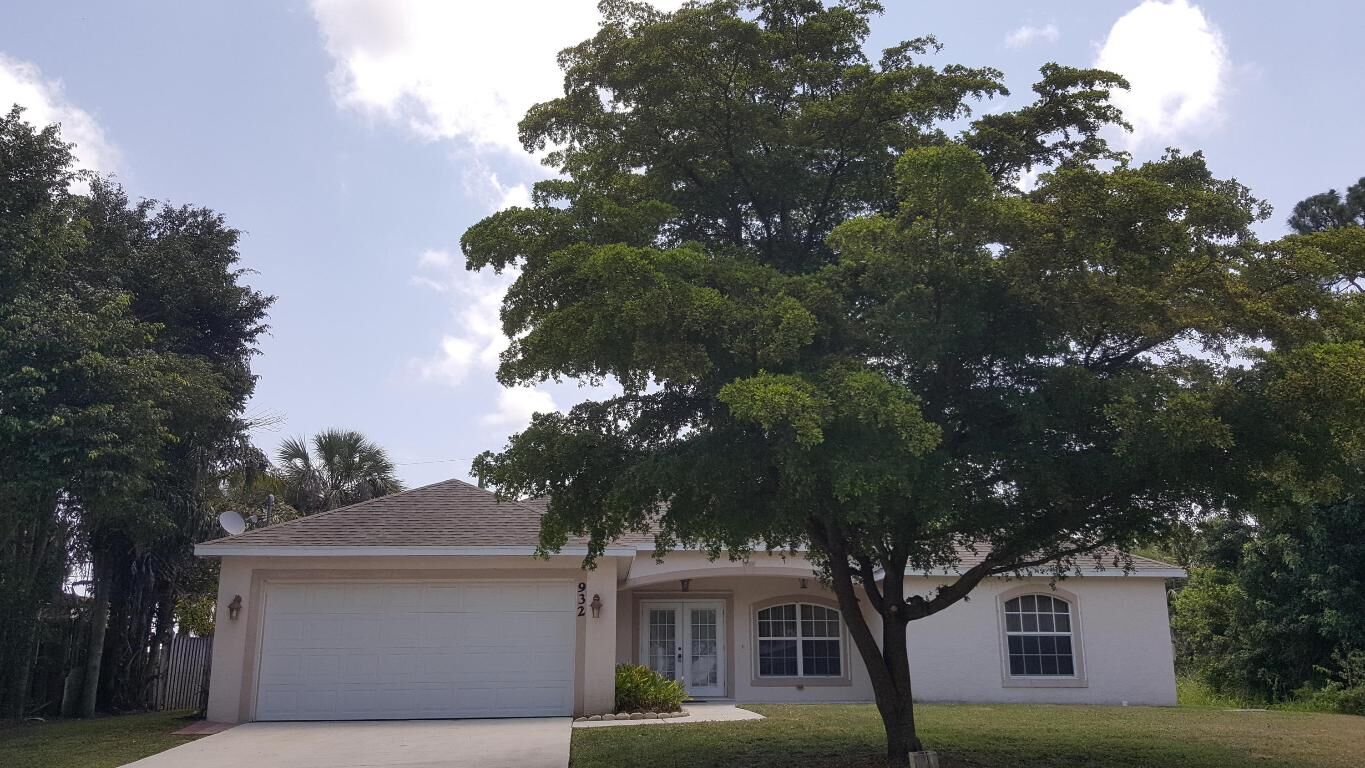 Property Photo: 932 SW Commonwealth Road FL 34953
