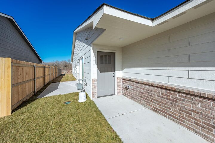 Property Photo:  602 Briarbrook Ln  KS 67147-8955 