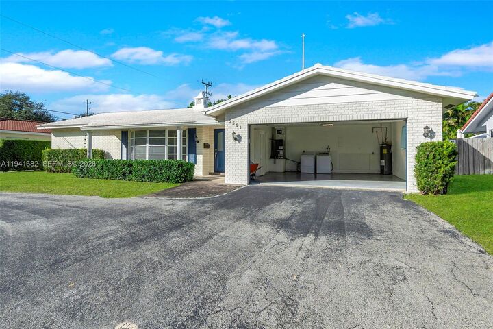 Property Photo:  5561 NE 26th Ave  FL 33308 