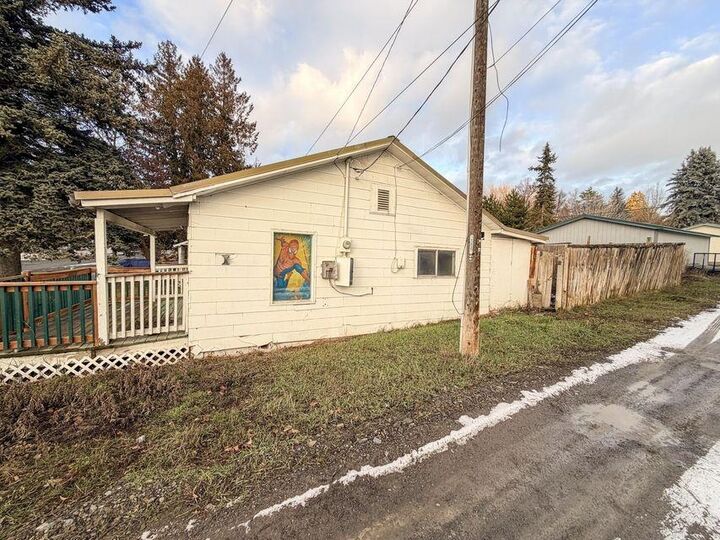 Property Photo:  350 N Walnut St  WA 99114 
