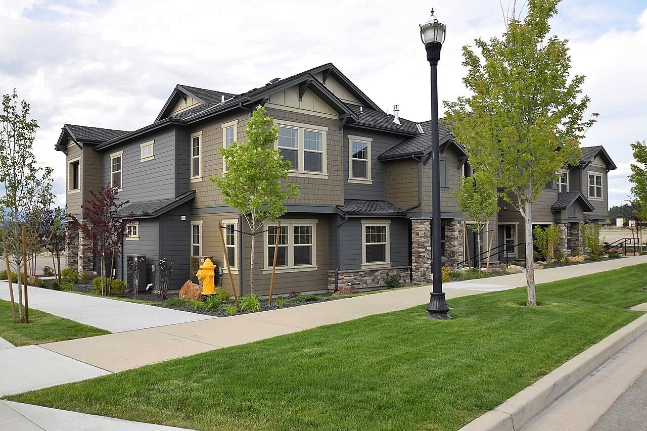 Property Photo:  24499 E Pinnacle Ct Unit D  WA 99019 