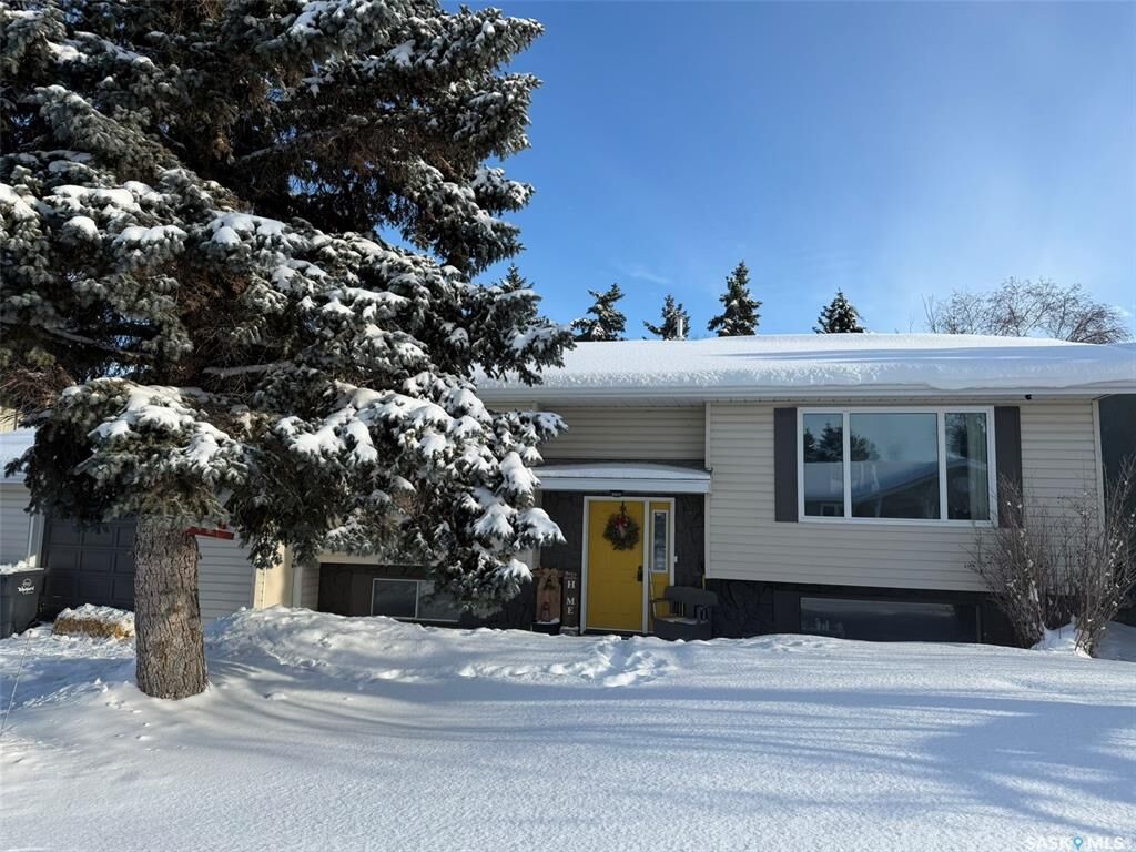 Property Photo:  410 Miller Crescent E  SK S0A 4T0 