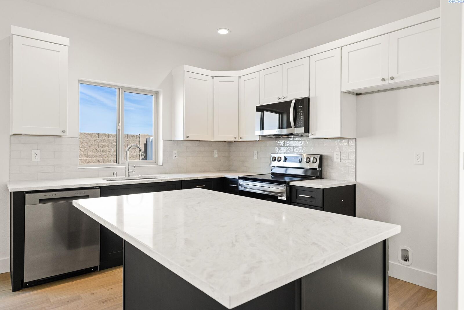 Property Photo:  7480 Grapevine Ct  WA 99353 