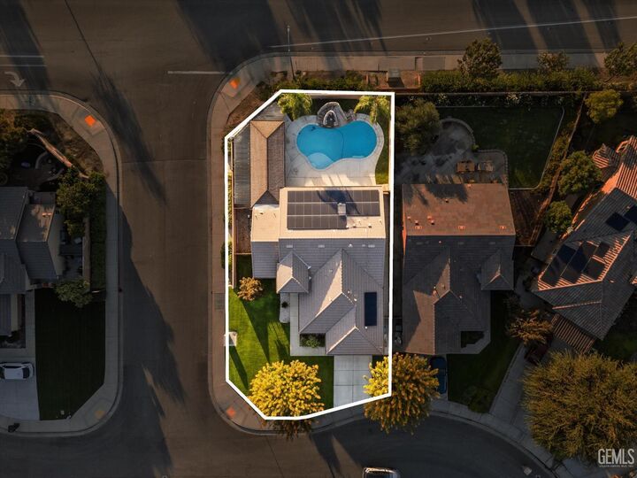 Property Photo: 6911 Catalina Creek Way CA 93311