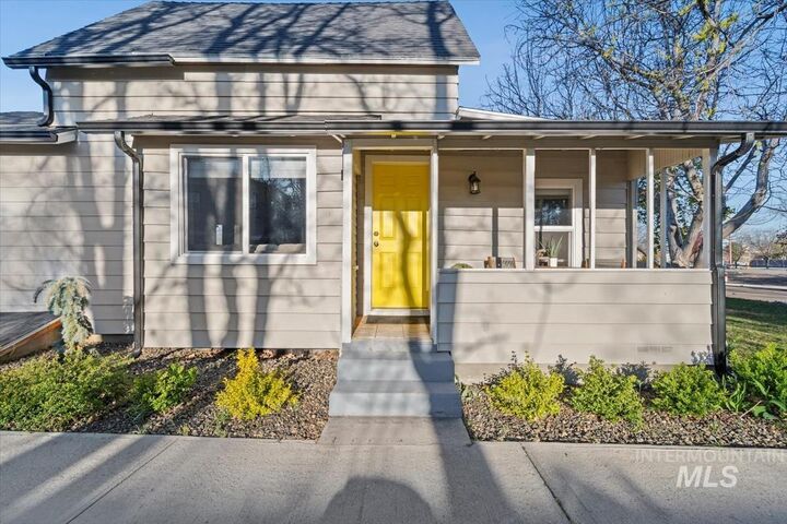 Property Photo:  1916 E Oak St.  ID 83605 