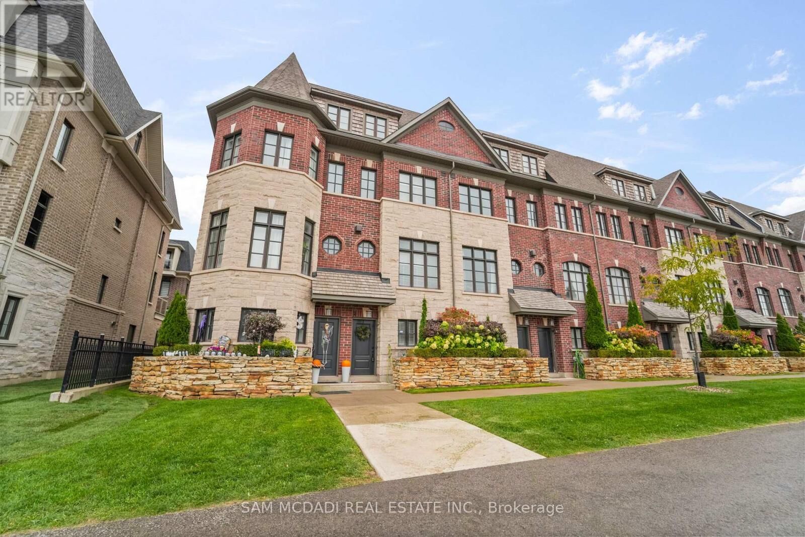 Property Photo:  2160 Trafalgar Road 2  ON L6H 0N3 