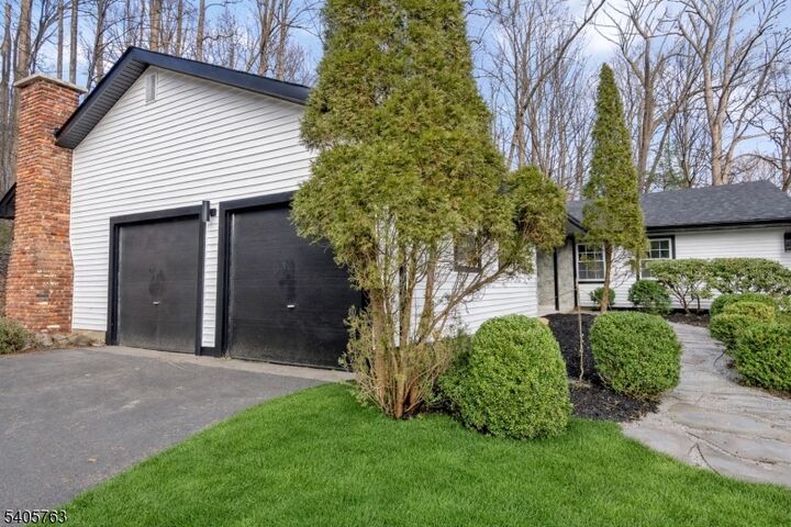 Property Photo:  7 Winding Way  NJ 07823 