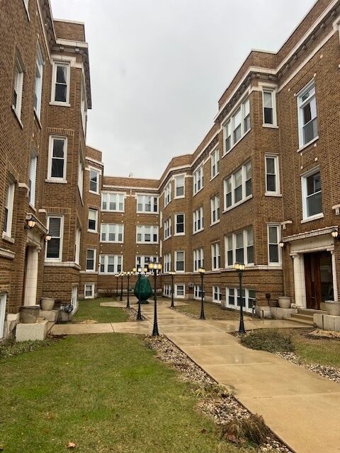 Property Photo: 6912 N Lakewood Avenue 2W IL 60626