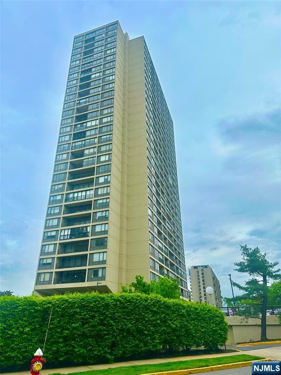 Property Photo:  6 Horizon Road 1204  NJ 07024 