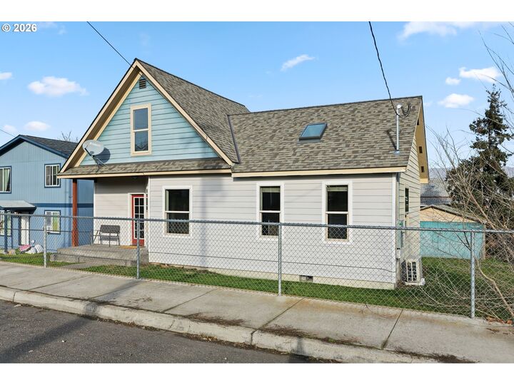 Property Photo:  1211 E 10th St  OR 97058 