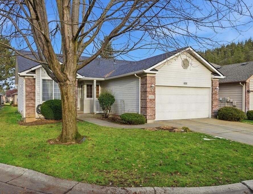 Property Photo: 606 E Bridlewood Ct WA 99224