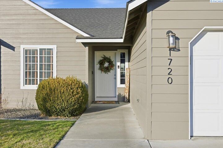 Property Photo:  1720 W 31st Ave  WA 99337-2891 