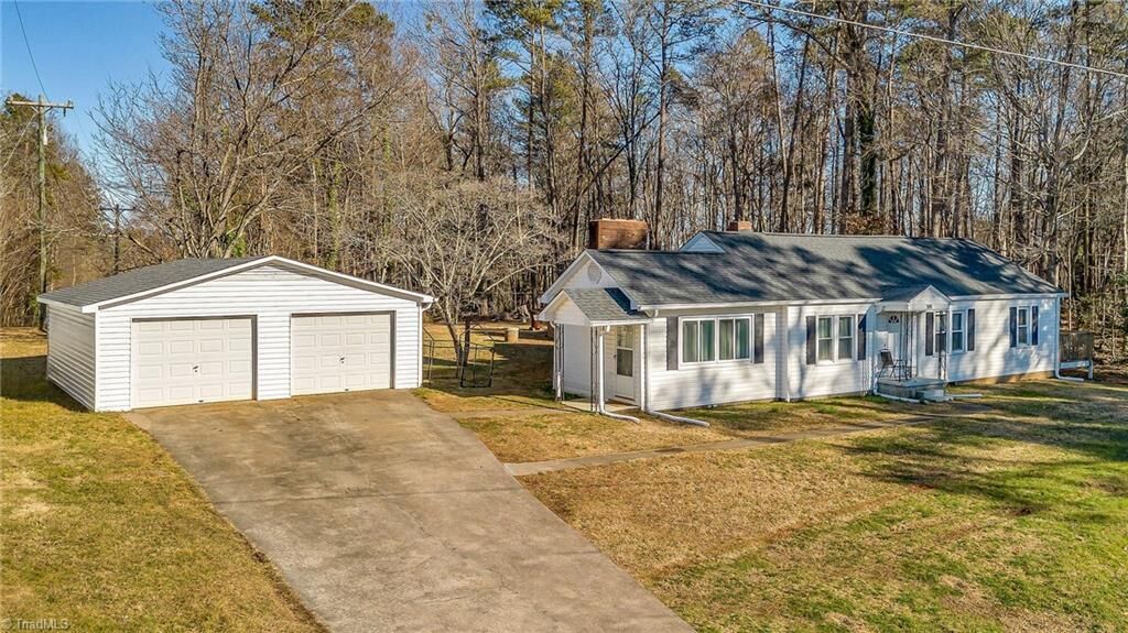 Property Photo:  359 Cartpath Road  NC 28659 