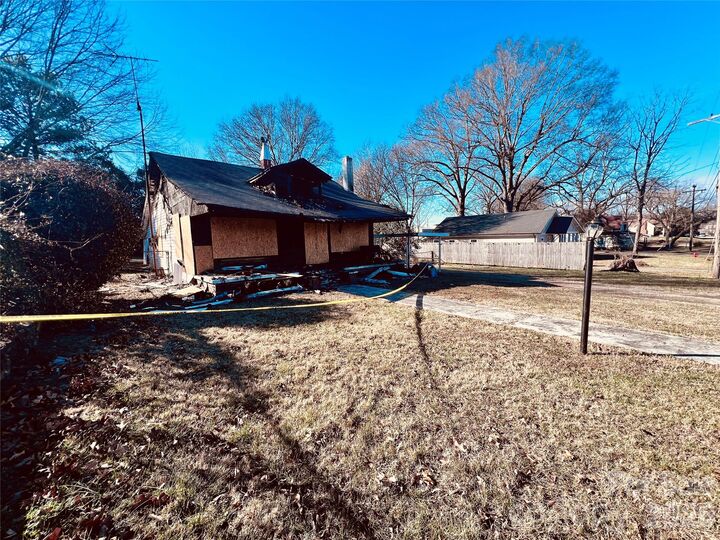 Property Photo: 506 E Washington Avenue NC 28016