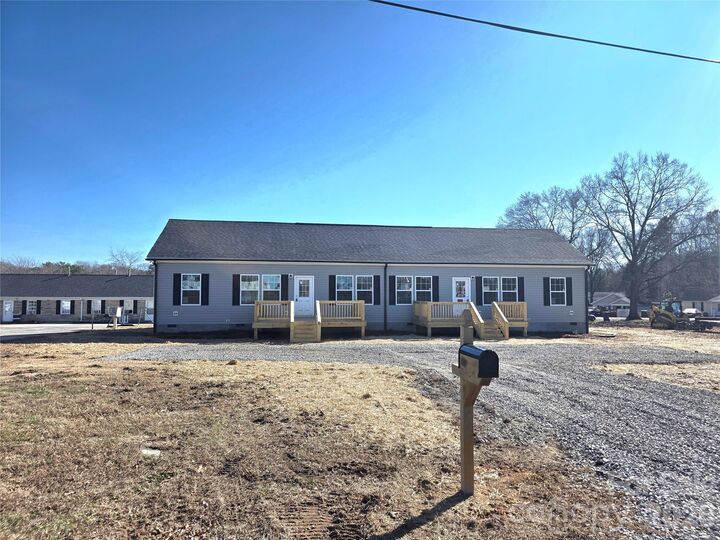 Property Photo:  1009 E Airline Street  NC 28054 