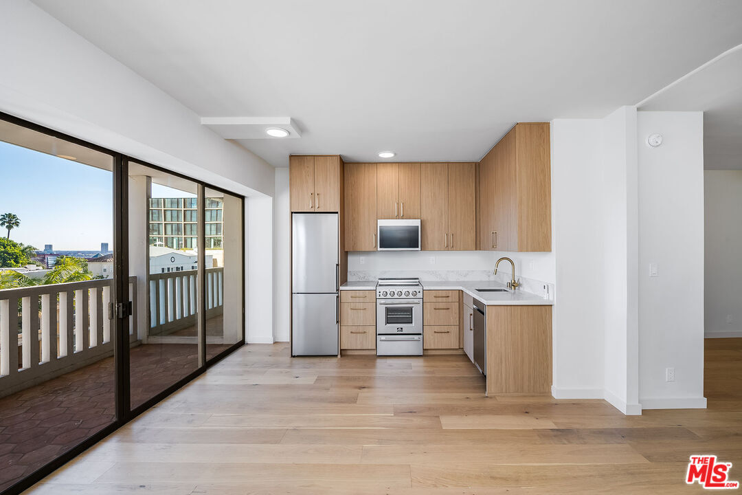 Property Photo:  999 N Doheny Dr  CA 90069 