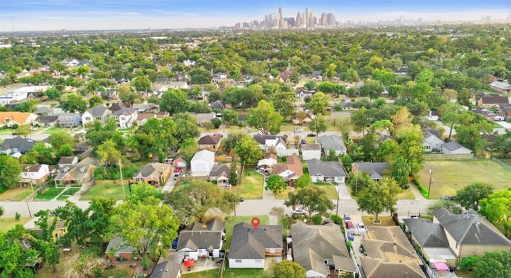 Property Photo:  605 Kelley Street  TX 77009 