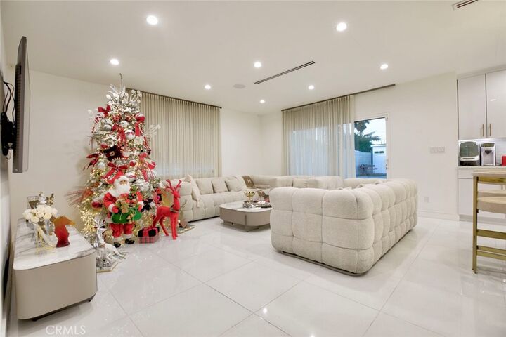 Property Photo:  10263 Strathern Street  CA 91352 