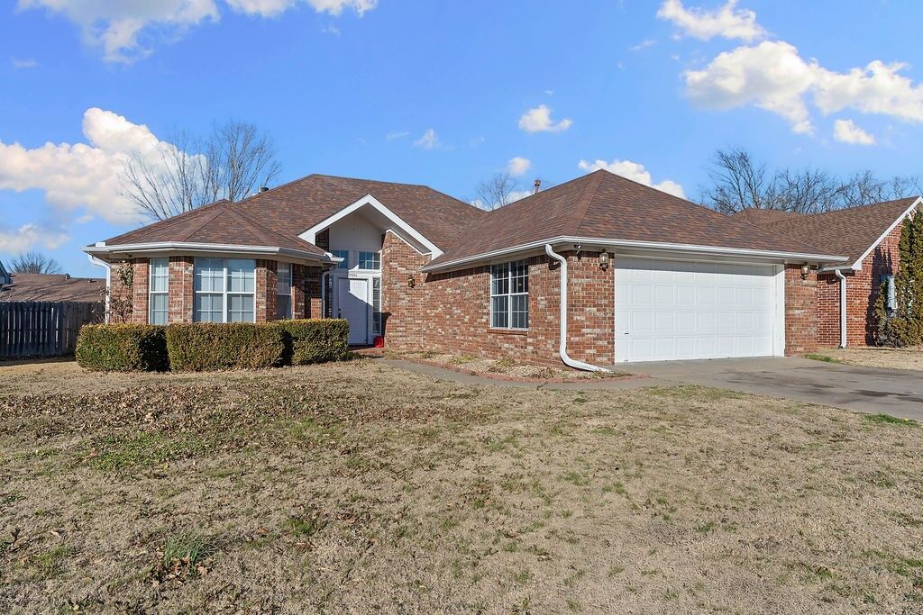 Property Photo:  3901 W Cedar Street  AR 72756 