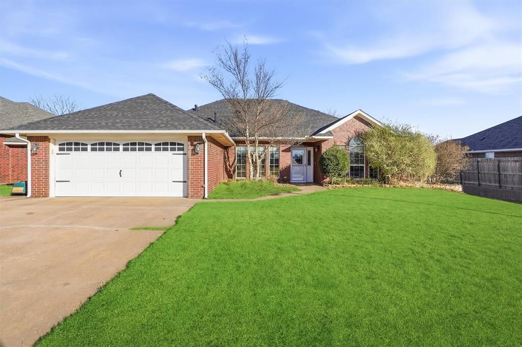 Property Photo: 3208 Peacock Lane OK 73521