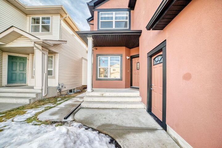 Property Photo:  70 Marthas Meadow Close NE  AB T3J 4N7 