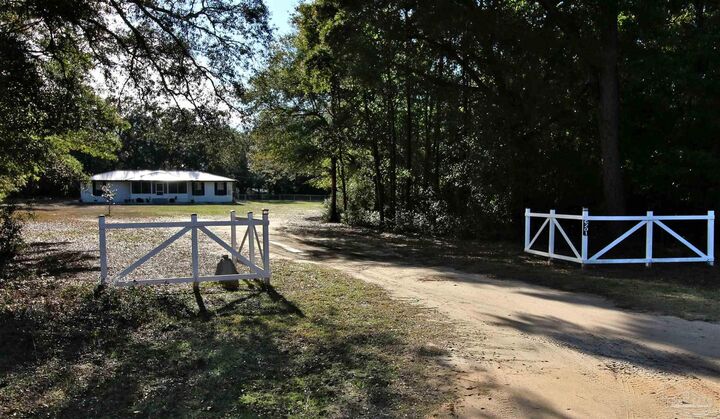 Property Photo:  6201 Glendale Dr  FL 32570 