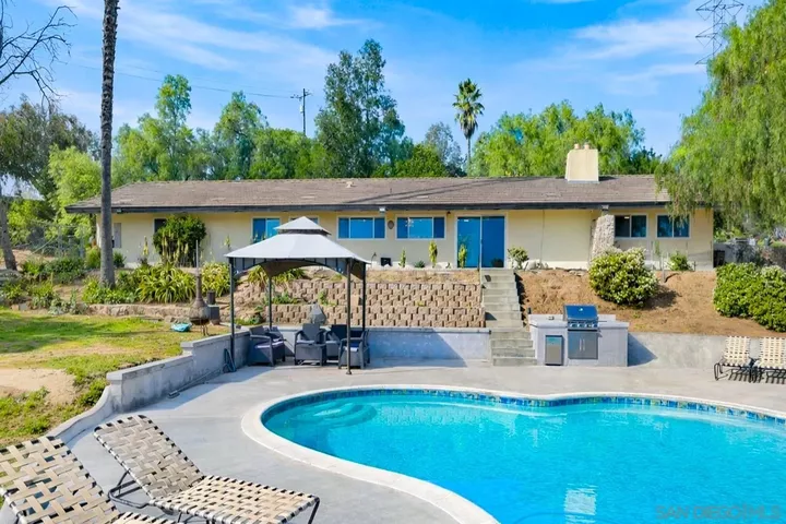 Property Photo:  32337 Calle Codorniz  CA 92082 