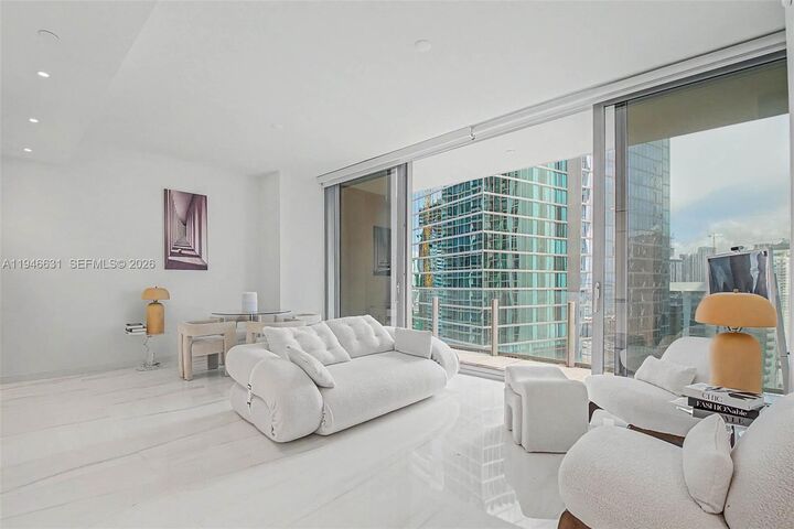 Property Photo:  300 Biscayne Blvd Way 2808  FL 33131 