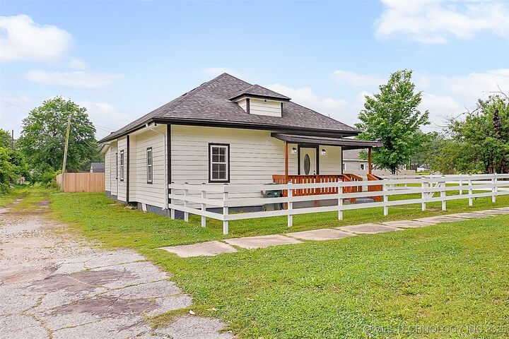 Property Photo:  1207 E Broadway Street  OK 74403 