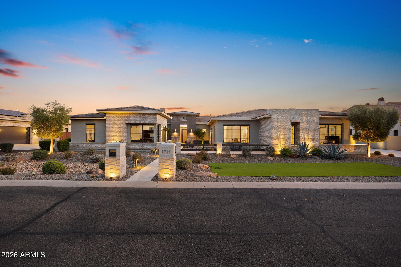 Property Photo:  2725 E Kingbird Drive  AZ 85297 