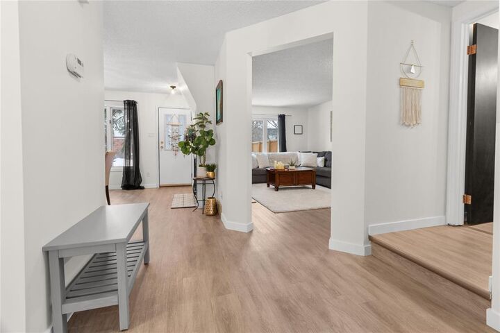 Photo de la propriété:  1688 St Mary'S Road  MB R2N 1L8 