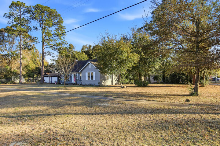 Property Photo:  302 E 2nd Avenue  FL 32536 
