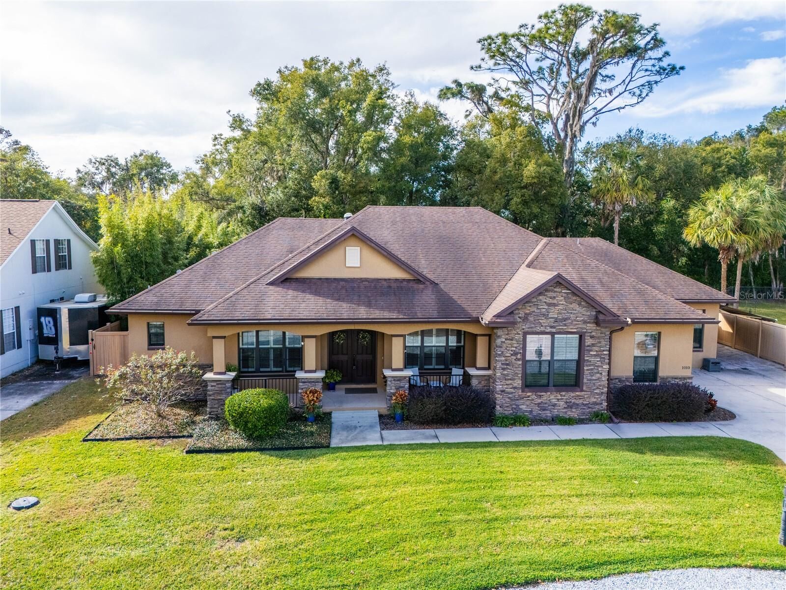 Property Photo:  1010 Marion Oaks Court  FL 32701 