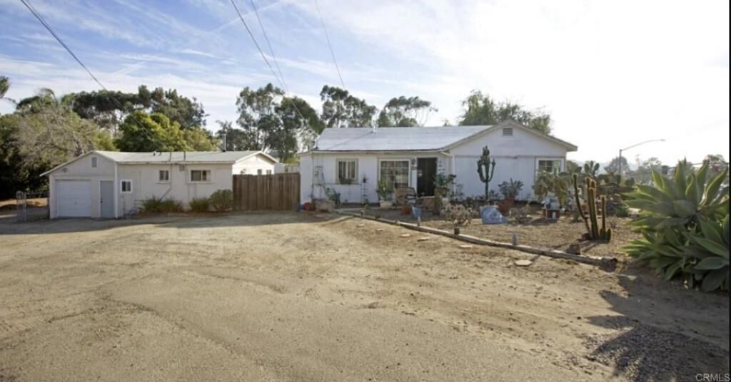 Property Photo:  2245 Ivy Road  CA 92054 