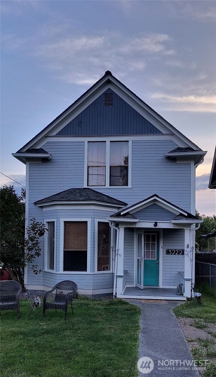Property Photo:  3222  Kromer Avenue  WA 98201 