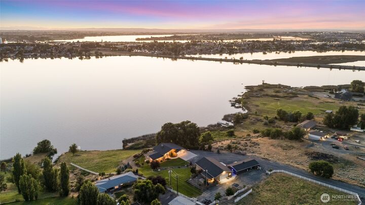 Property Photo:  576 NE Easy Street  WA 98837 