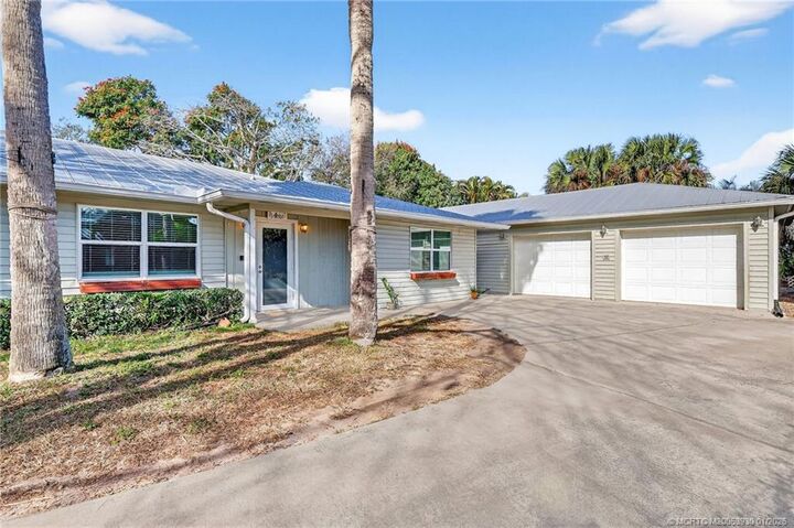 Property Photo:  221 SE Tressler Drive  FL 34994 