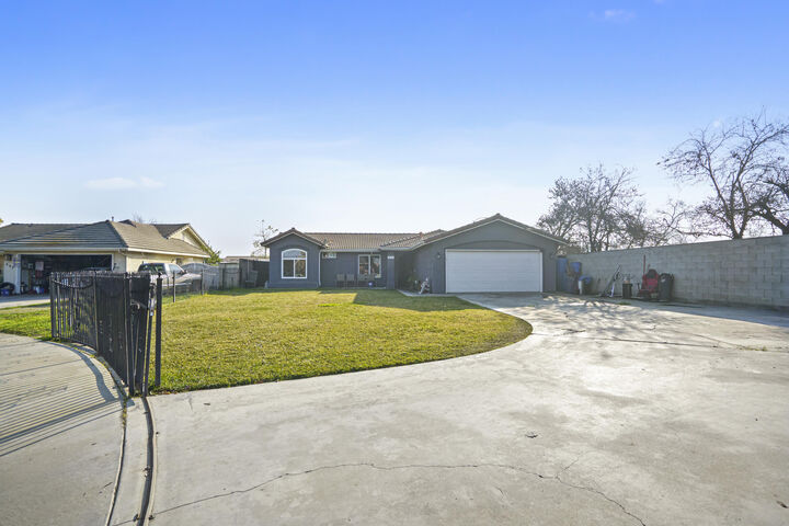 Property Photo:  441 W Glenhaven Court  CA 93291 