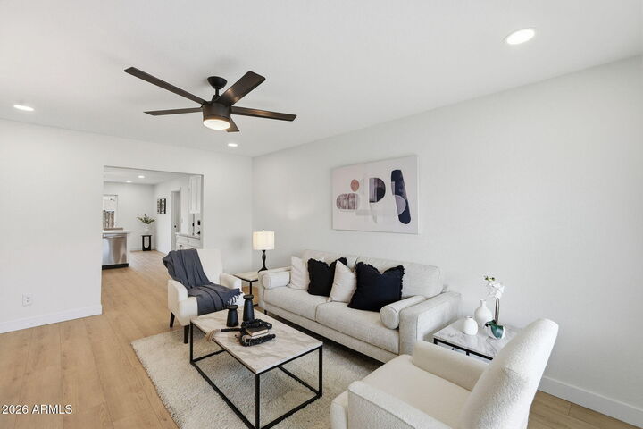 Property Photo:  816 W Julie Drive  AZ 85283 