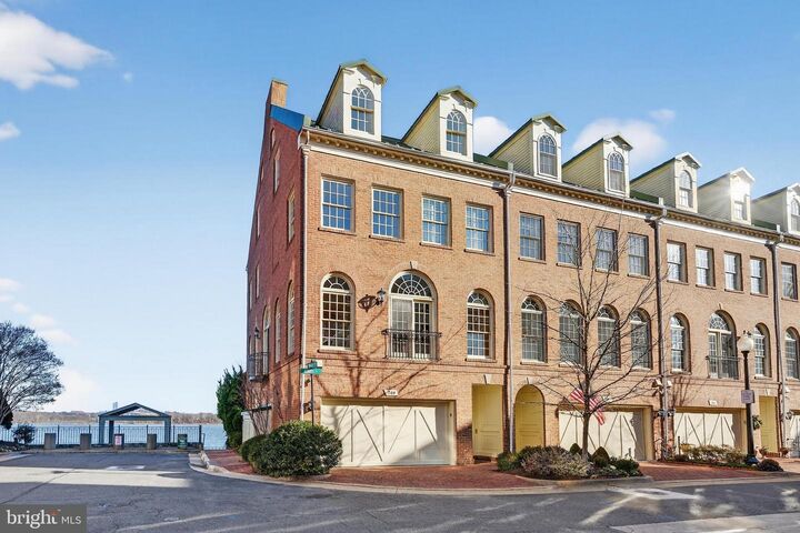 Property Photo: 700 Kahn Place VA 22314