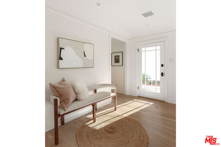 Property Photo:  617 1/4 N Sycamore Ave  CA 90036 